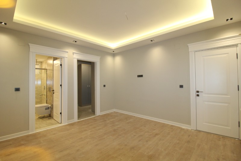 ASLAN'DAN HAVUZLU SİTEDE GENİŞ METRAJLI ULTRALÜKS 5+1