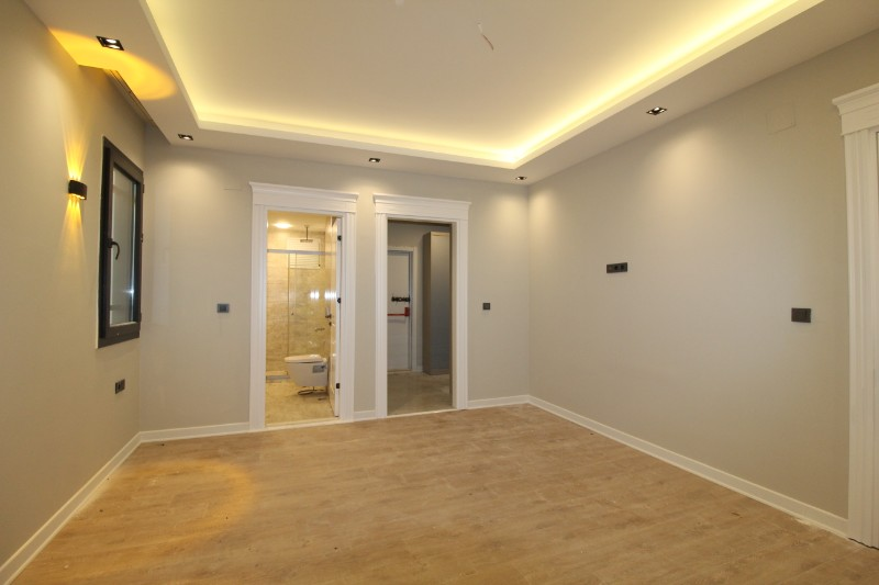 ASLAN'DAN HAVUZLU SİTEDE GENİŞ METRAJLI ULTRALÜKS 5+1