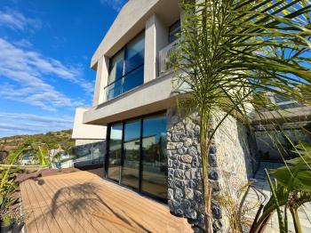 Kıbrıs Girne Alsancak da Havuzlu Sitede Satılık 3+1 Çok Özel Villa