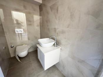 Kıbrıs Girne Alsancak da Havuzlu Sitede Satılık 3+1 Çok Özel Villa