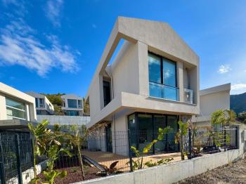 Kıbrıs Girne Alsancak da Havuzlu Sitede Satılık 3+1 Çok Özel Villa