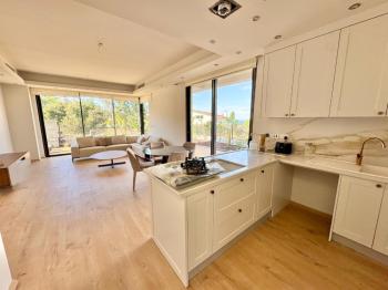 Kıbrıs Girne Alsancak da Havuzlu Sitede Satılık 3+1 Çok Özel Villa