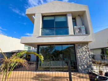 Kıbrıs Girne Alsancak da Havuzlu Sitede Satılık 3+1 Çok Özel Villa