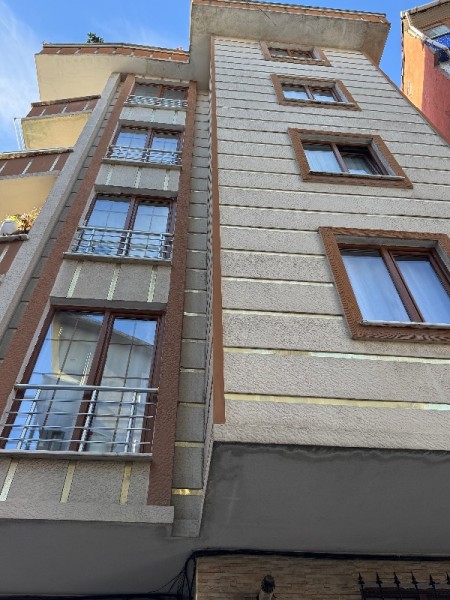 Yeşilpınar'da 1+1 Bahçe Katı Temiz Satılık Daire