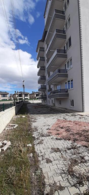 AFYON ÜÇOK EMLAKTAN YENİCE MAH 3+1 120M² TEMİZ BAKIMLI EBEVYN BANYOLU SATILIK DAİRE 