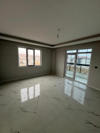 AFYON ÜÇOK EMLAKTAN MAREŞAL F ÇAKMAK MAH KİRALIK SIFIR AYARINDA LÜX GENİŞ ARAKAT 3+1 DAİRE