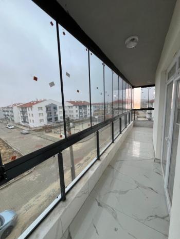 AFYON ÜÇOK EMLAKTAN MAREŞAL F ÇAKMAK MAH KİRALIK SIFIR AYARINDA LÜX GENİŞ ARAKAT 3+1 DAİRE