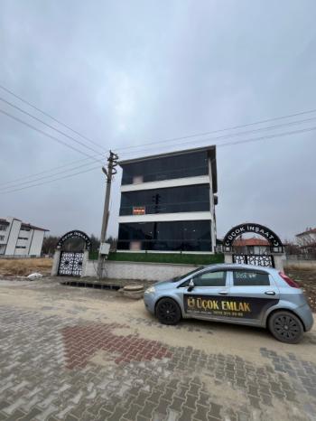 AFYON ÜÇOK EMLAKTAN MAREŞAL F ÇAKMAK MAH KİRALIK SIFIR AYARINDA LÜX GENİŞ ARAKAT 3+1 DAİRE