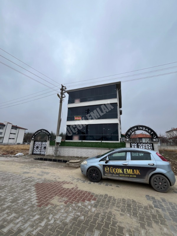 AFYON ÜÇOK EMLAKTAN MAREŞAL F ÇAKMAK MAH KİRALIK SIFIR AYARINDA LÜX GENİŞ ARAKAT 3+1 DAİRE