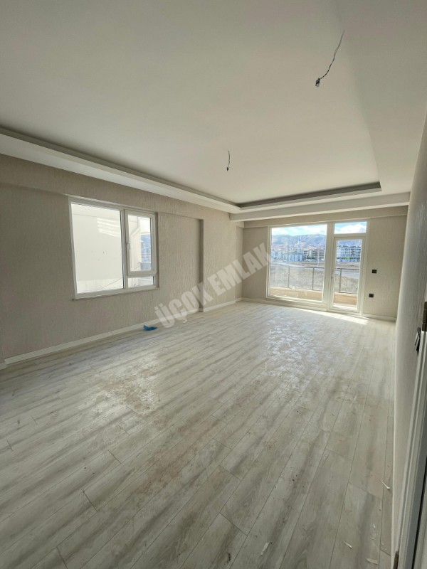 AFYON ÜÇOK EMLAKTAN SELÇIKLU MAH  SIFIR LÜX 4+1 156M² SATILIK DAİRE 