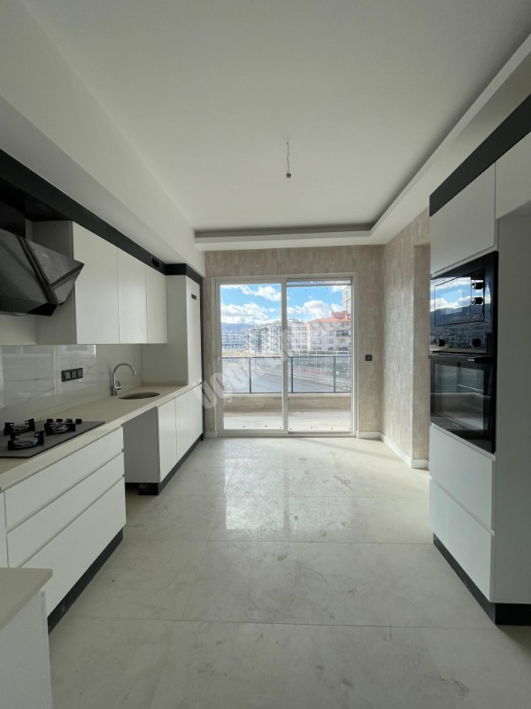 AFYON ÜÇOK EMLAKTAN SELÇIKLU MAH SIFIR LÜX  3+1 136M² SATILIK DAİRE