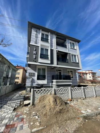 AFYON ÜÇOK EMLAKTAN VEYSEL KARANİ MAH SATILIK 3+1 ARAKAT SIFIR EBEBEYN BANYOLU DAİRE