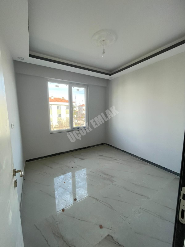 AFYON ÜÇOK EMLAKTAN VEYSEL KARANİ MAH SATILIK 3+1 ARAKAT SIFIR EBEBEYN BANYOLU DAİRE