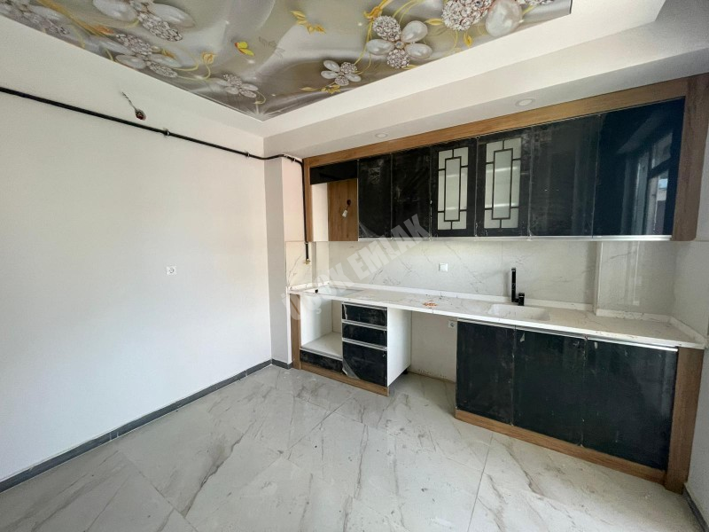 AFYON ÜÇOK EMLAKTAN VEYSEL KARANİ MAH SATILIK 3+1 ARAKAT SIFIR EBEBEYN BANYOLU DAİRE