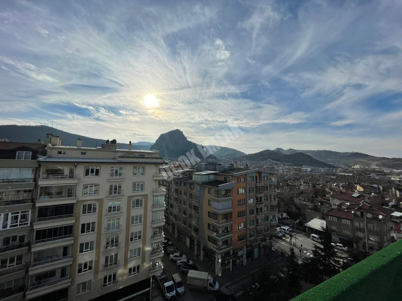 AFYON ÜÇOK EMLAKTAN DERVİŞPAŞA MAH MERKEZDE SATILIK LÜX 4+1 KOŞE KONUM GÜNEY CEPHE GENİŞ SIFIR NİTELİĞİNDE DUBLEX DAİRE