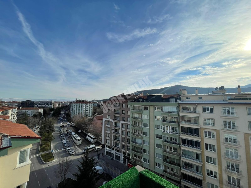 AFYON ÜÇOK EMLAKTAN DERVİŞPAŞA MAH MERKEZDE SATILIK LÜX 4+1 KOŞE KONUM GÜNEY CEPHE GENİŞ SIFIR NİTELİĞİNDE DUBLEX DAİRE