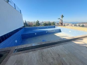 KUŞADASINDA DENİZ MANZARALI HAVUZLU SATILIK 2+1DAİRELER