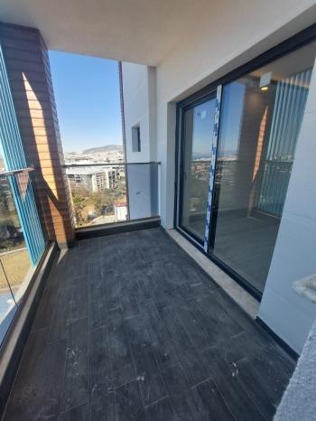 KUŞADASINDA DENİZ MANZARALI HAVUZLU SATILIK 2+1DAİRELER