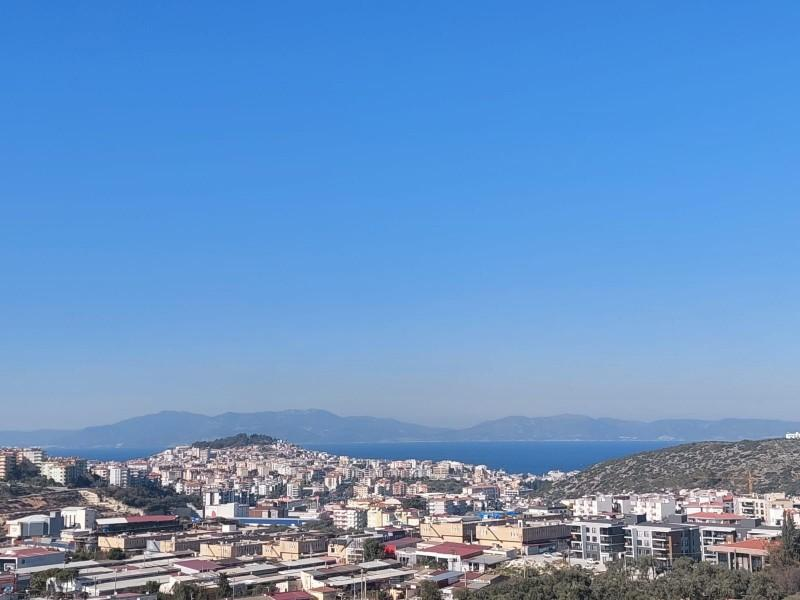 KUŞADASINDA DENİZ MANZARALI HAVUZLU SATILIK 2+1DAİRELER