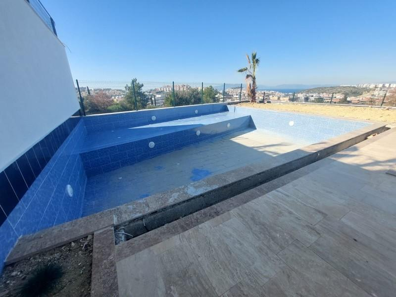 KUŞADASINDA DENİZ MANZARALI HAVUZLU SATILIK 2+1DAİRELER