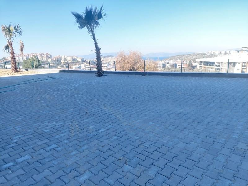 KUŞADASINDA DENİZ MANZARALI HAVUZLU SATILIK 2+1DAİRELER