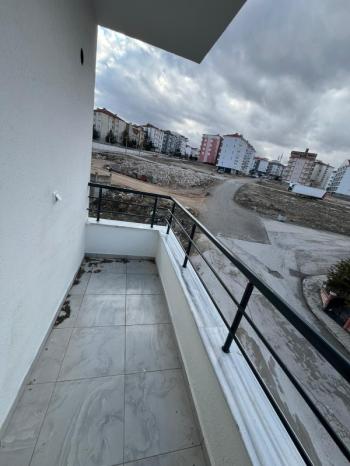 ÜNİVERSİTE KARŞISI TABDUK EMRE MAHALLESİNDE SIFIR APART
