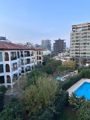 Girne'de Havuzlu sitede  Ful Eşyalı 3+1 Kiralık Daire