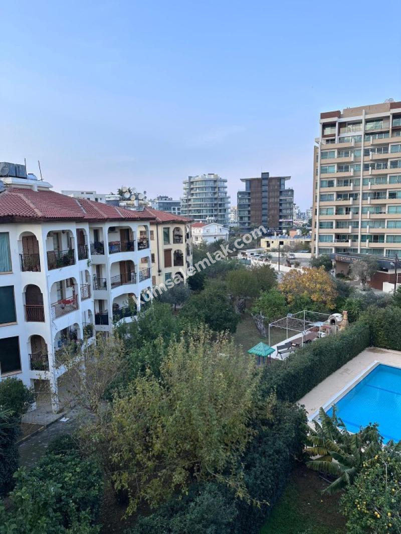 Girne'de Havuzlu sitede  Ful Eşyalı 3+1 Kiralık Daire