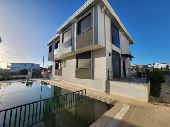 HİSAR MAHALLESİ’NDE PRESTİJLİ SİTE İÇERİSİNDE ÖZEL OTOPARKLI 3+1 LÜKS VİLLA! 