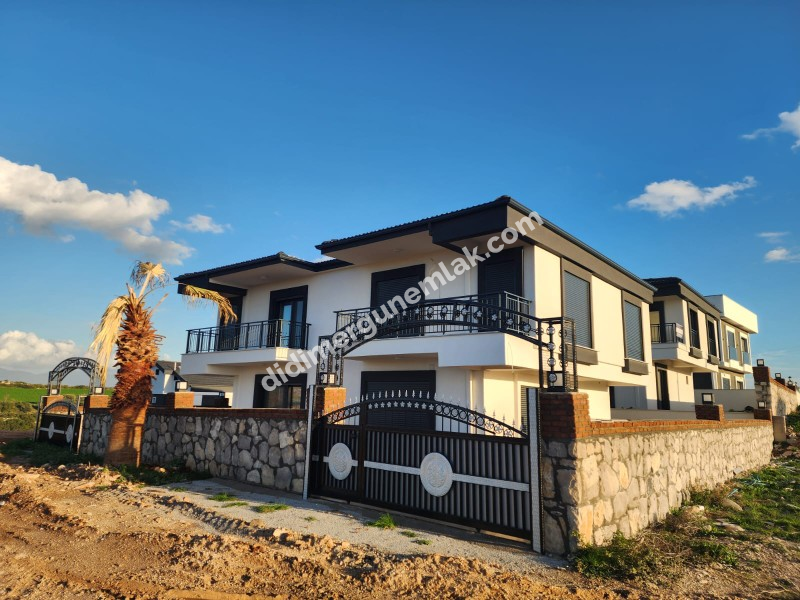 HİSAR MAHALLESİ’NDE DOĞA İÇİNDE LÜKS YAŞAM! MÜSTAKİL BAHÇELİ -BİTİŞİK NİZAM 3+1 VİLLA