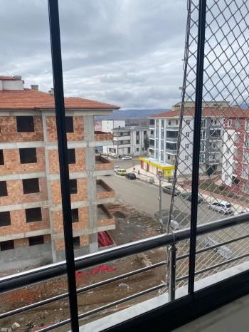 GÜVENAY - ÇORUM ULUKAVAK MAH. MEHMETCİK LİSESİ CİVARI  3+1 SATILIK DAİRE 
