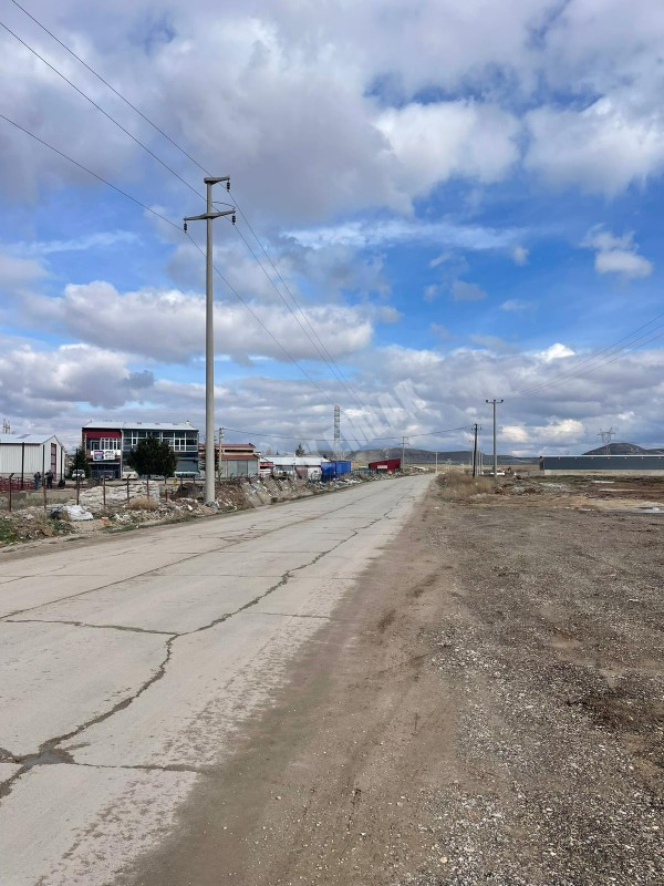 AFYON ÜÇOK EMLAKTAN VEYSEL KARANİ MAH SATILIK 300M² DÜKKANLAR 