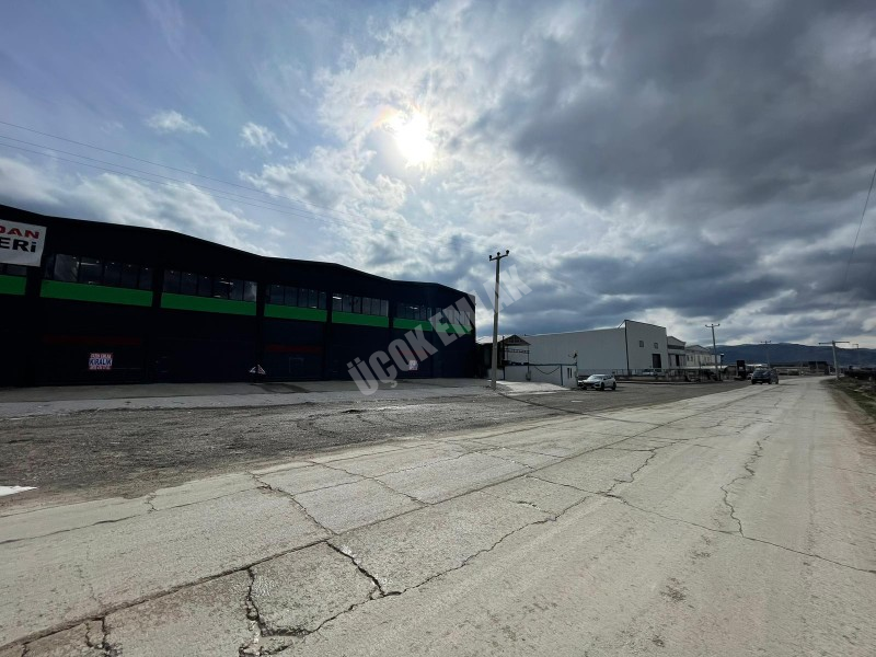 AFYON ÜÇOK EMLAKTAN VEYSEL KARANİ MAH SATILIK 300M² DÜKKANLAR 