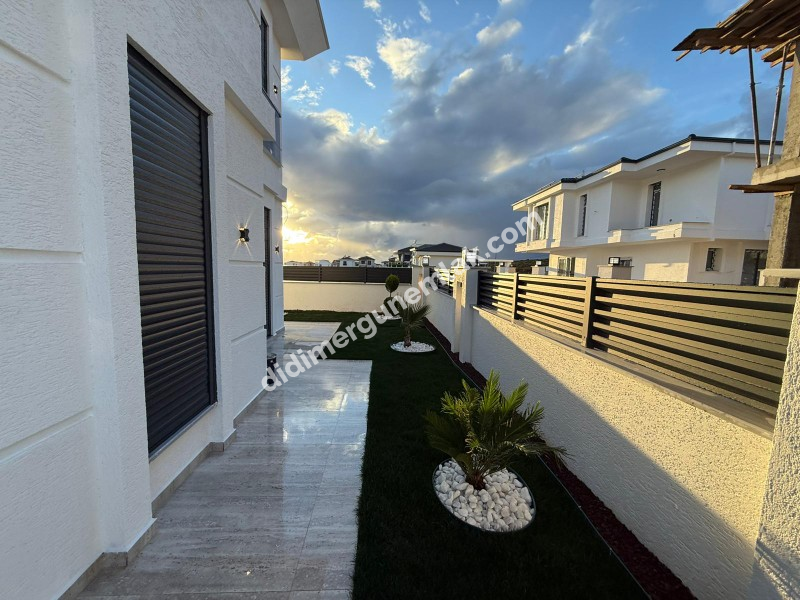 EFELER MAHALLESİ’NDE TAM MÜSTAKİL HAVUZLU LÜKS VİLLA!