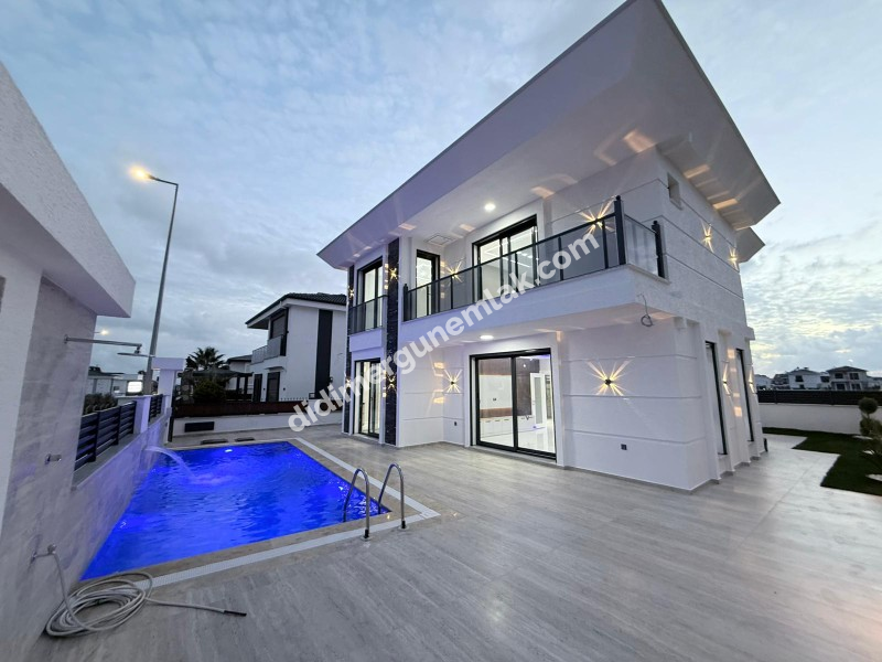 EFELER MAHALLESİ’NDE TAM MÜSTAKİL HAVUZLU LÜKS VİLLA!