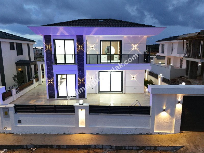 EFELER MAHALLESİ’NDE TAM MÜSTAKİL HAVUZLU LÜKS VİLLA!