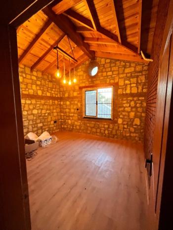 NAİPLİ KÖYÜ’NDE ZAMANA MEYDAN OKUYAN ÖZEL TAŞ EV! Fiyat: 15.000.000 TL