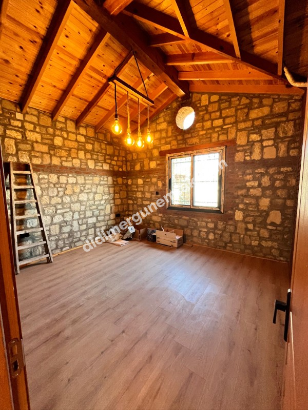 NAİPLİ KÖYÜ’NDE ZAMANA MEYDAN OKUYAN ÖZEL TAŞ EV! Fiyat: 15.000.000 TL