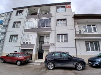GÜVENAY - ÇORUM ÜÇTUTLAR MAH. FATİH CADDESİ CİVARI SATILIK 3+1 DAİRE 