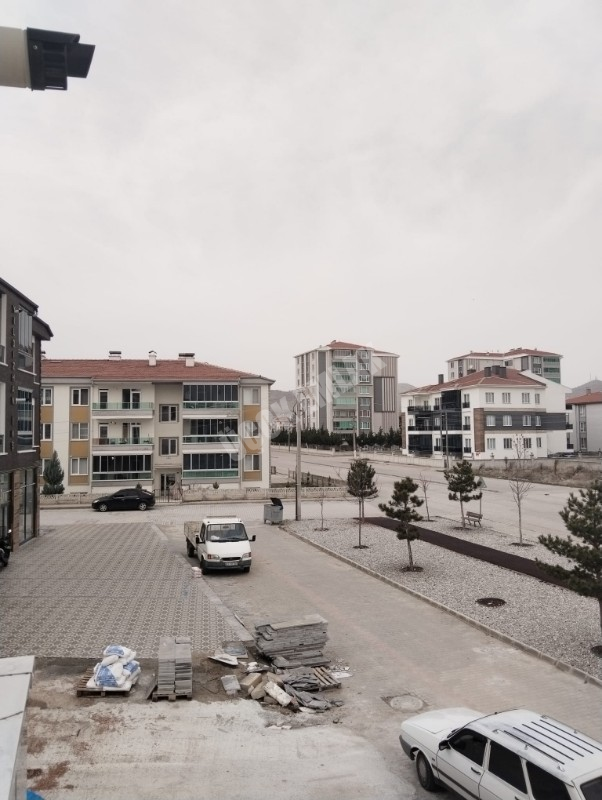 AFYON ÜÇOK EMLAKTAN MAREŞAL F. ÇAKMAK  MAH TEMİZ BAKIMLI 2+1 90M²  SIFIR AYARINDA DAİRE 