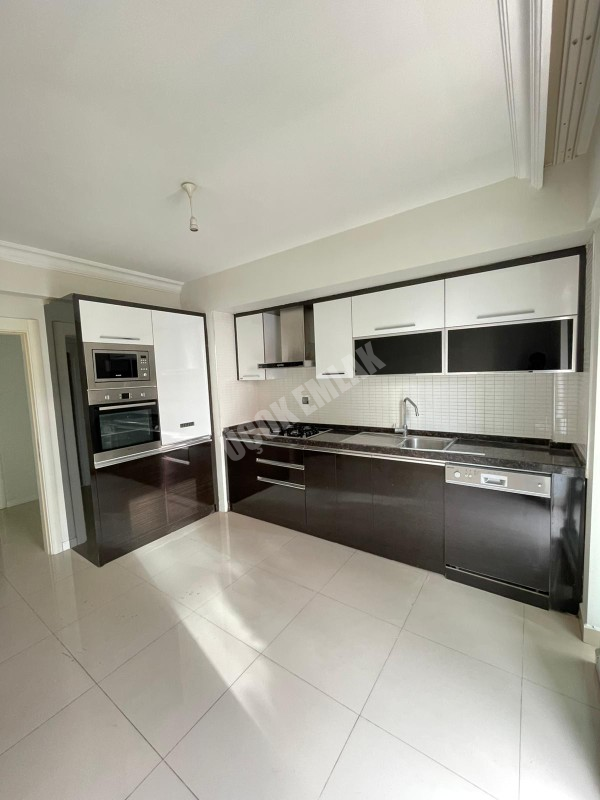 AFYON ÜÇOK EMLAKTAN SELÇUKLU MAH KİRALIK 4+1 200M² DAİRELER 