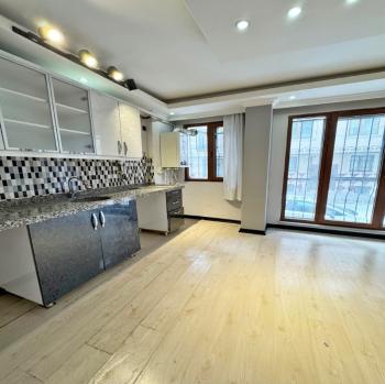 METROBÜSÜN DİBİNDE FULL DEKORLU 1+1 YÜKSEK GİRİŞ DAİRE