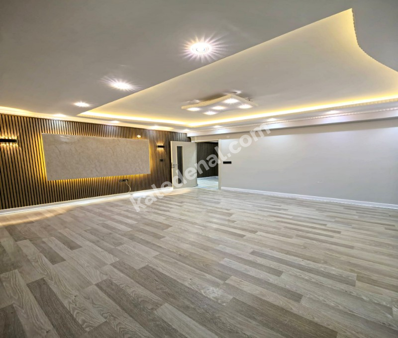 YENİKENT MAHALLESİNDE OTURUMA HAZIR TEK DAİRE ÜZERİ 3+1