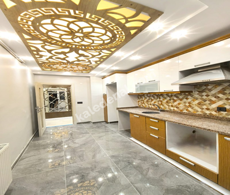 YENİKENT MAHALLESİNDE OTURUMA HAZIR TEK DAİRE ÜZERİ 3+1