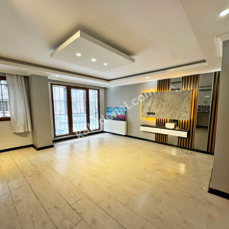 METROBÜSÜN DİBİNDE FULL DEKORLU 1+1 YÜKSEK GİRİŞ DAİRE