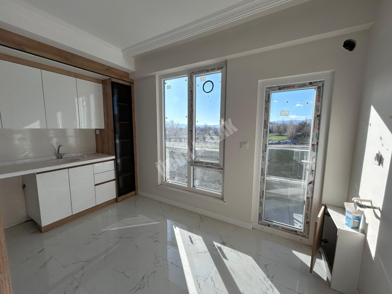 AFYON ÜÇOK EMLAKTAN MAREŞAL MAH SIFIR LÜX 2+1 80M² SATILIK DAİRE 