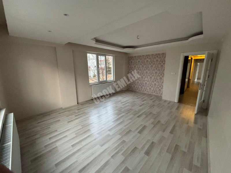AFYON ÜÇOK EMLAKTAN FATİH MAH SATILIK TEMİZ BAKIMLI 4+1 140M² DAİRE