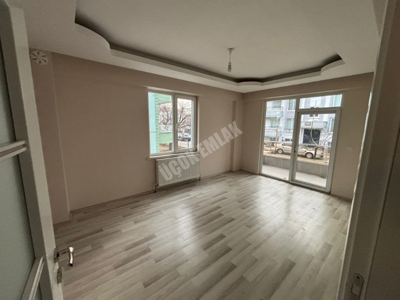 AFYON ÜÇOK EMLAKTAN FATİH MAH SATILIK TEMİZ BAKIMLI 4+1 140M² DAİRE