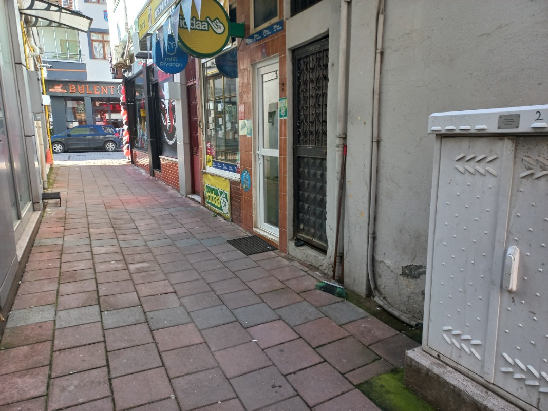 BEŞİKDÜZÜ MERKEZDE SATILIK 18 M2 DÜKKAN