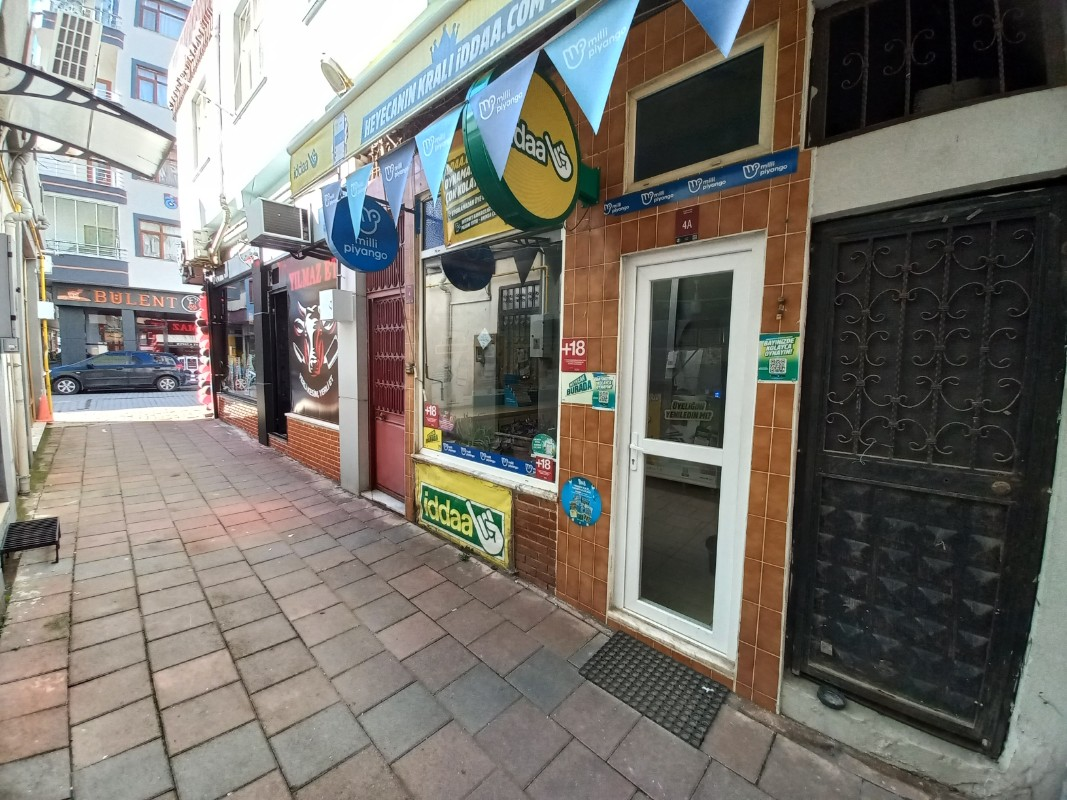 BEŞİKDÜZÜ MERKEZDE SATILIK 18 M2 DÜKKAN